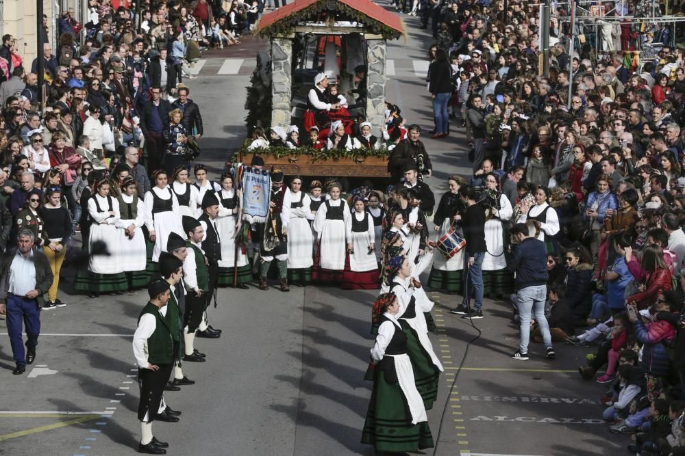 Desfile en Pola de Siero para celebrar los Güevos Pintos