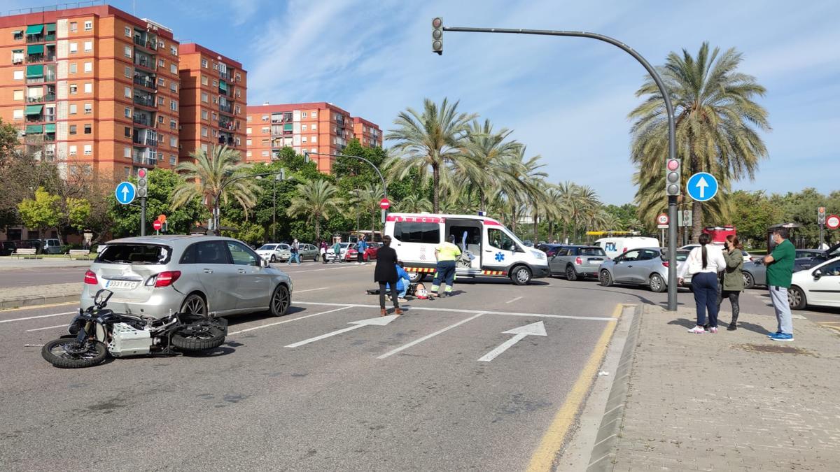 Una herida tras chocar un coche y una moto en València