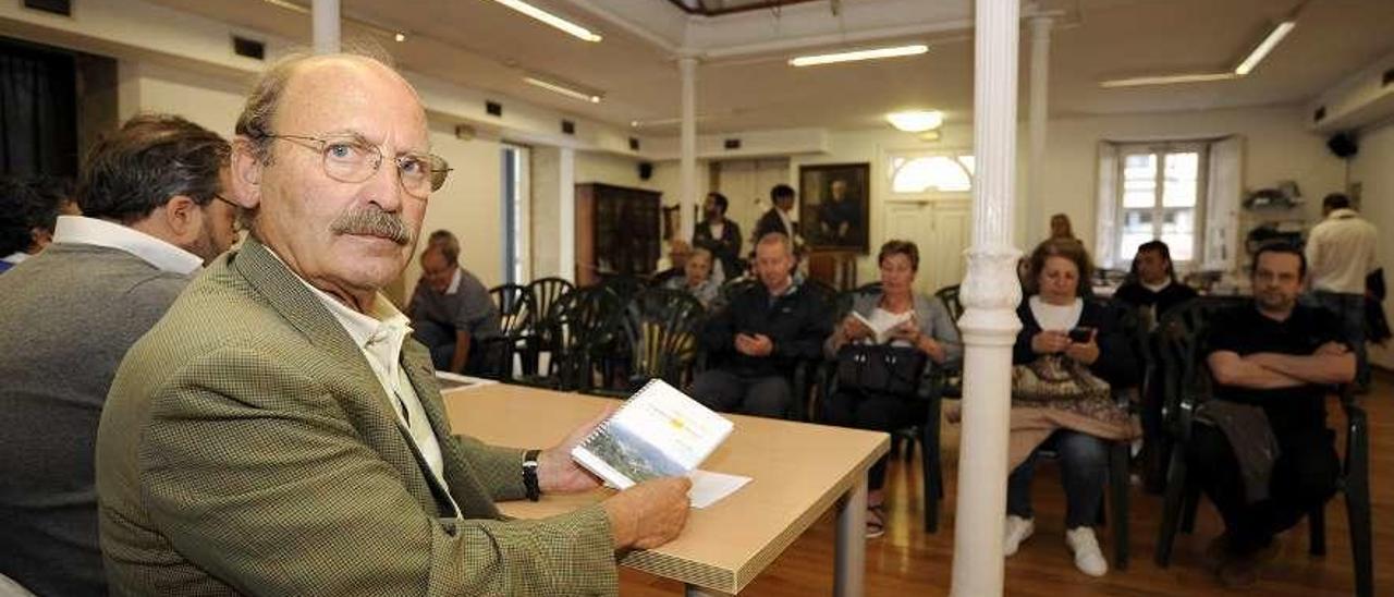 José Rúa presentó ayer su Guía del Camino de Invierno en el Museo Municipal de Lalín. // Bernabé/J. Lalín