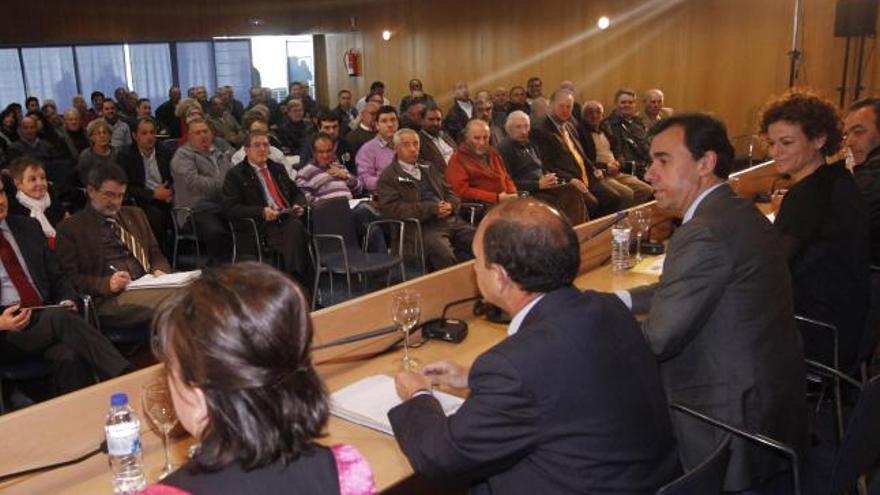 Martínez Maíllo y Manuela Crespo (los dos primeros por la derecha) presiden la reunión del consejo en Ifeza.