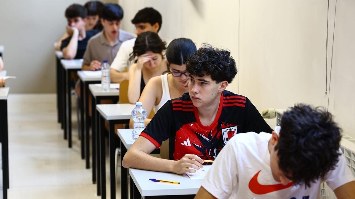 Alunos en la PAU Aragón 2026.