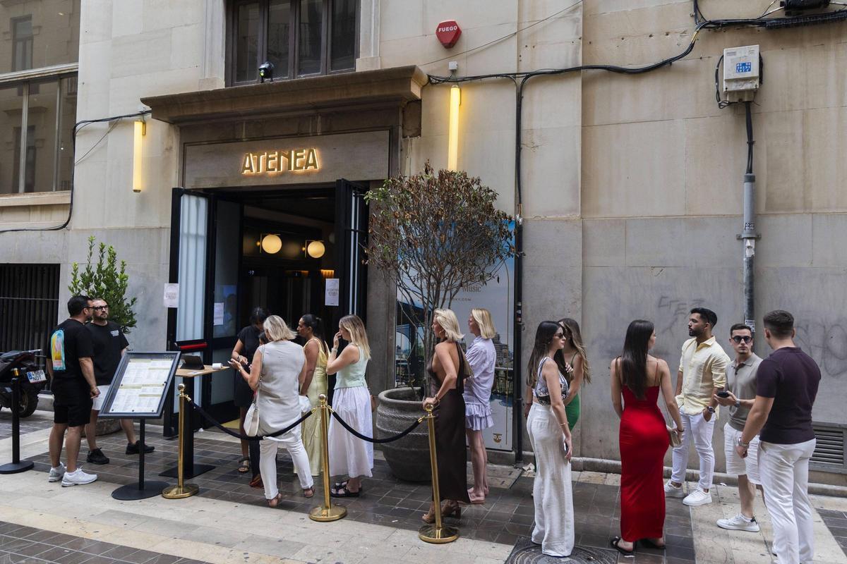 Colas para entrar en uno de los rooftops de moda