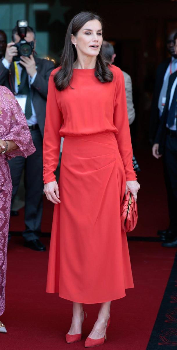 La reina Letizia luce vestido rojo de Massimo Dutti en Luanda