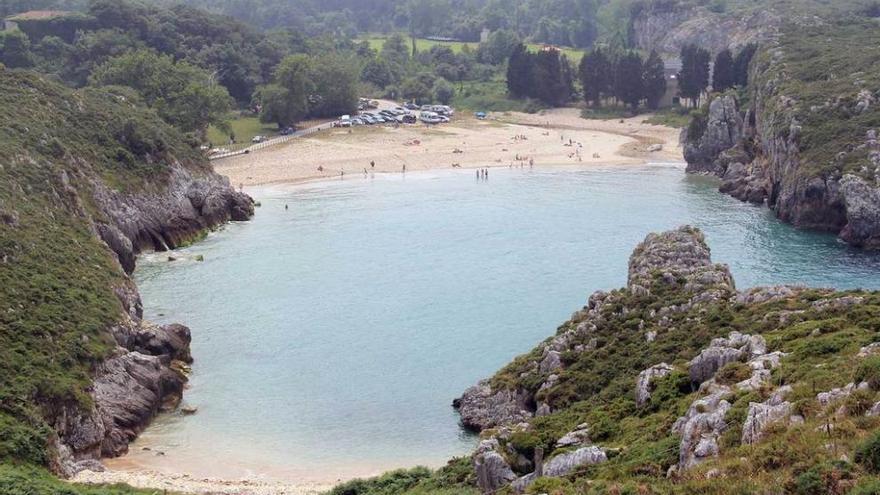 Cuevas del Mar, en junio del año pasado, con coches aparcados al pie mismo de la playa.