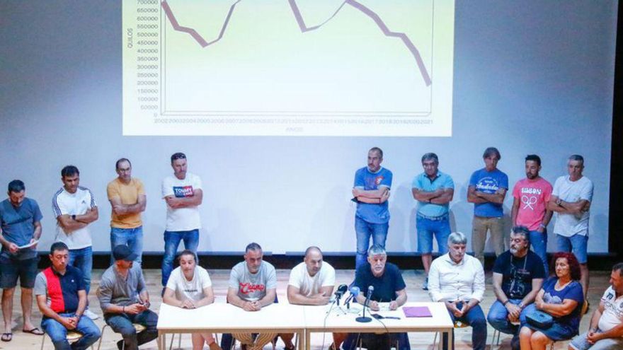 Las cofradías muestran en Vilanova la caída de bivalvos.