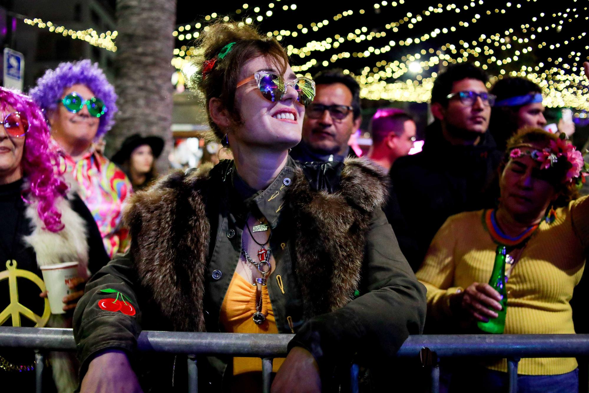 Encuéntrate en nuestra galería de fotos de la fiesta Flower Power de Sant Antoni