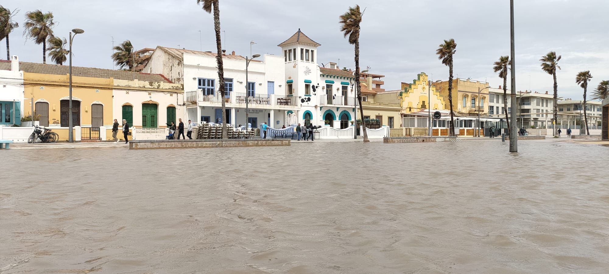 El temporal anega la playa de la Patacona y la fachada marítima de València