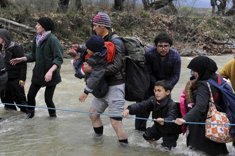 Miles de refugiados cruzan un río para acceder a Macedonia