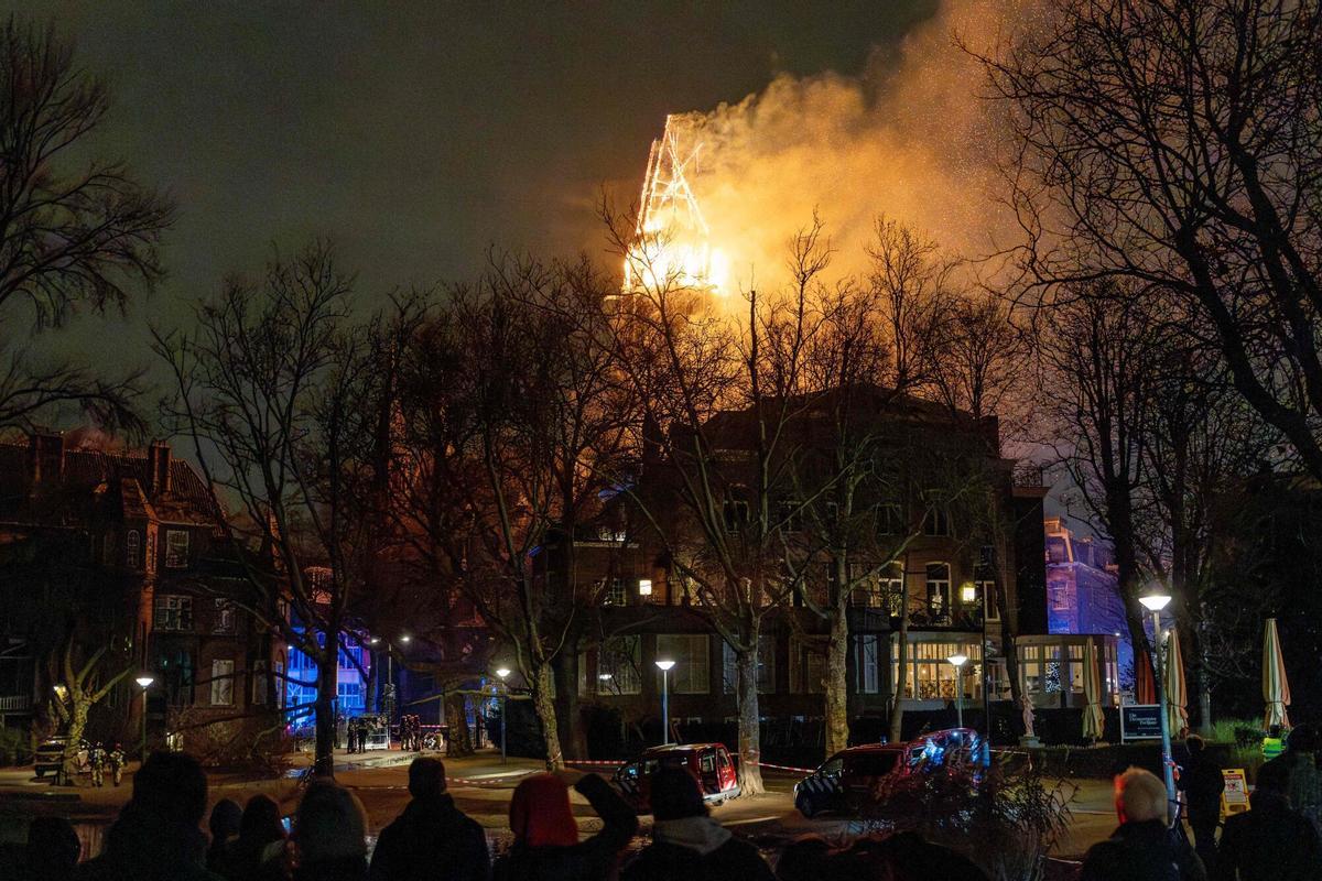 La torre de la iglesia de Vondelkerk arde durante la víspera de Año Nuevo, en Ámsterdam, el 1 de enero de 2026.
