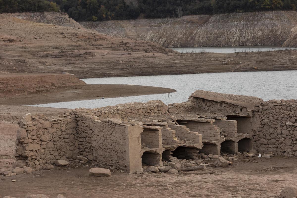 El pantano de Sau, con gran parte del pueblo al descubierto, por la sequía