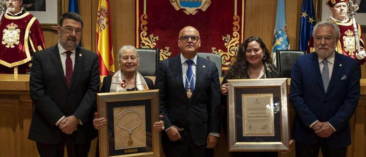 Juan Gestal, Mariluz Villar (viuda del doctor Míguez), José Manuel Baltar, Alejandra Juno Rodríguez (hija) y Miguel Santalices. // Brais Lorenzo