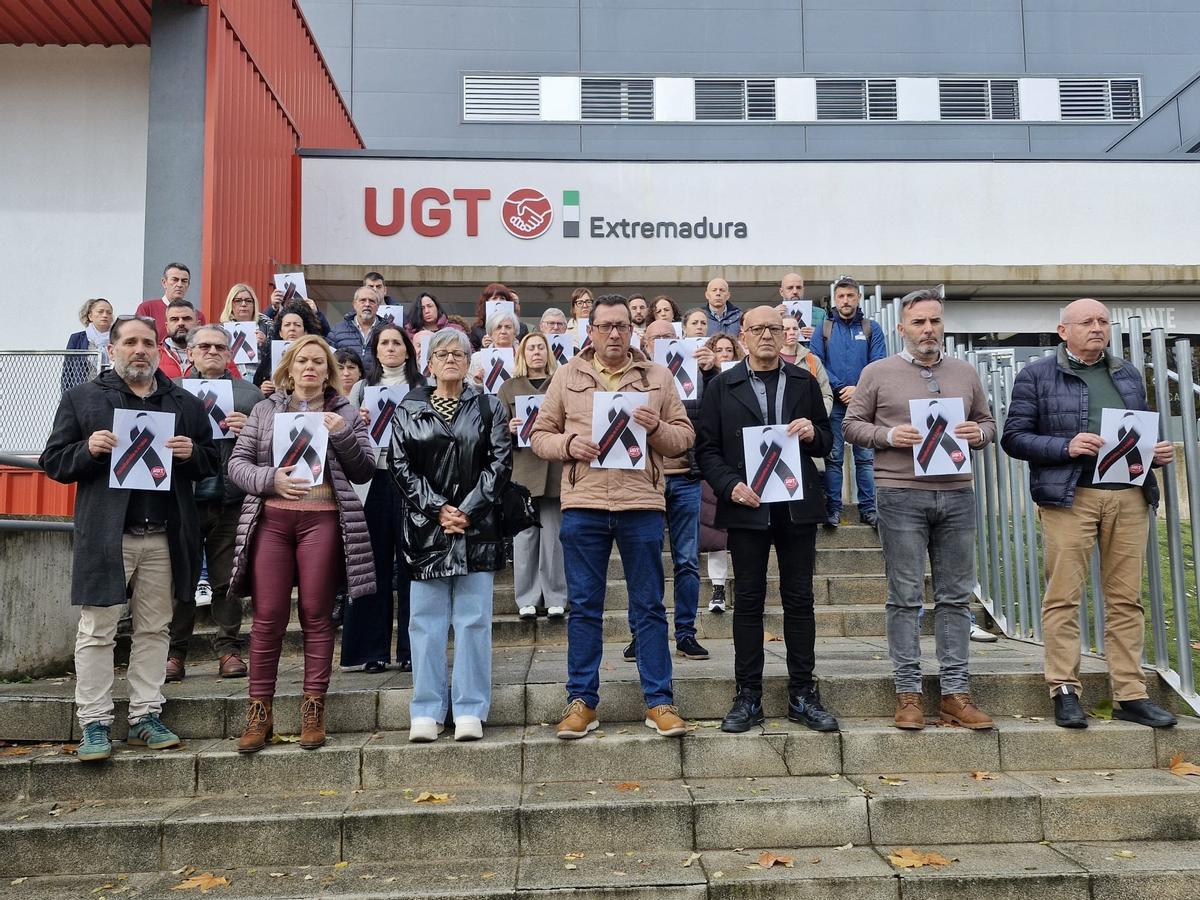 Foto de archivo de un minuto de silencio en UGT Extremadura tras un accidente mortal.