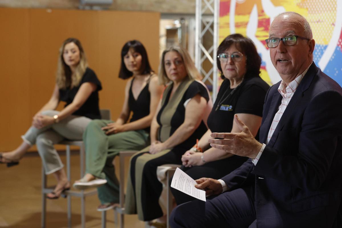 Juan Miguel Gómez, Rocío Gil y representantes de las tres asociaciones de esta edición