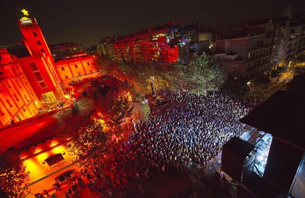 Vista zenital de l’escenari i el públic, durant el concert de la Mercè de l’any passat, a l’Antiga Fàbrica Estrella Damm.