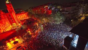 Vista zenital de l’escenari i el públic, durant el concert de la Mercè de l’any passat, a l’Antiga Fàbrica Estrella Damm.