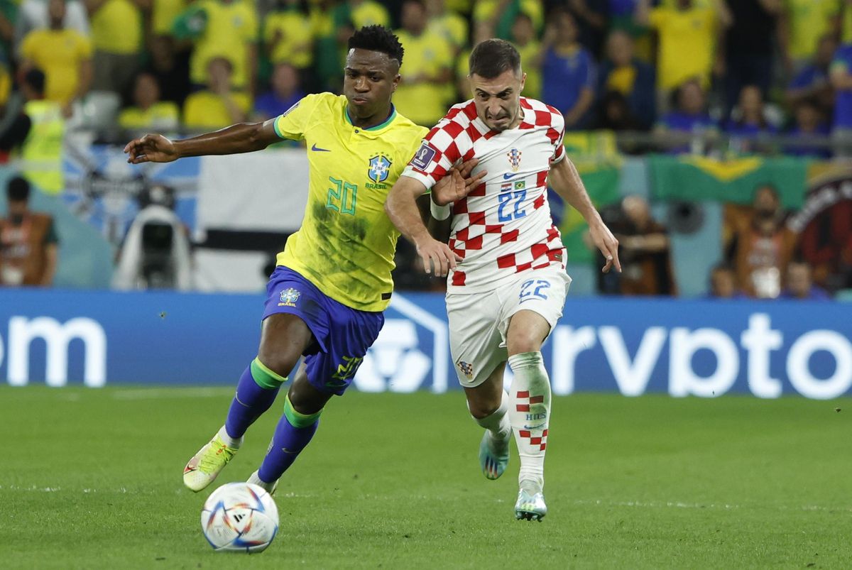 . RAYAN (CATAR), 09/12/2022.- Josip Juranović (d) de Croacia disputa un balón con Vinícius Junior de Brasil hoy, en un partido de los cuartos de final del Mundial de Fútbol Qatar 2022 en el estadio Ciudad de la Educación en Rayán (Catar). EFE/Juanjo Martin