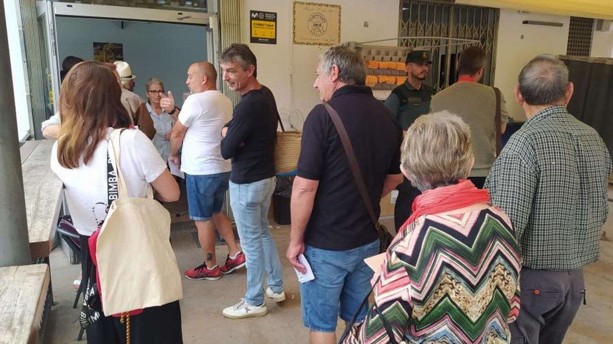 Cola para votar en un colegio electoral en Sóller