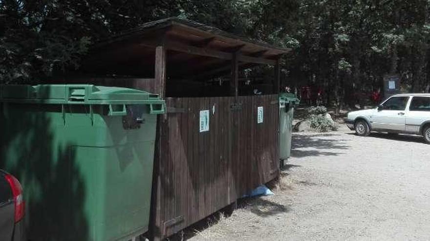 Contenedores limpios de basuras en las playa de Los Arenales del Lago.