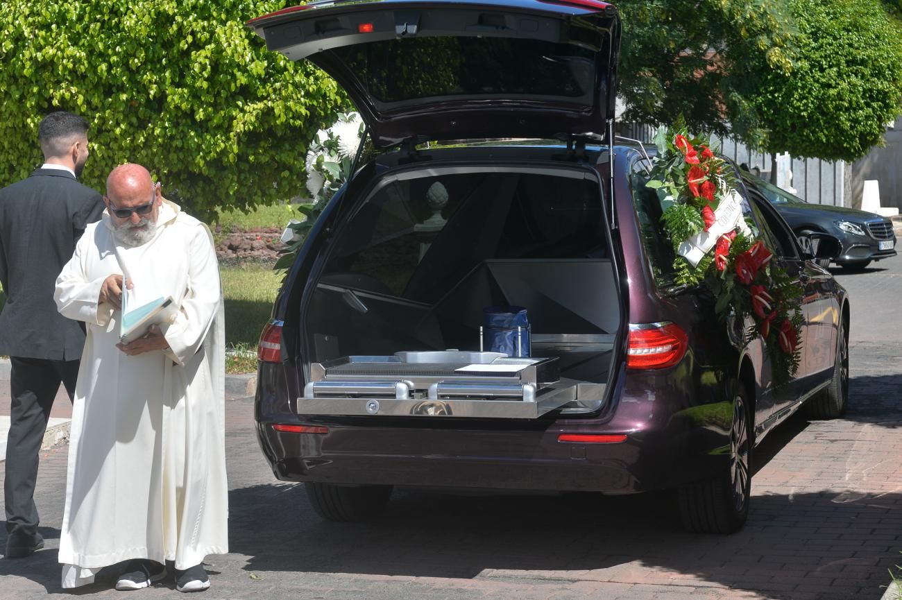 Ángel Ferrera ya descansa en el cementerio