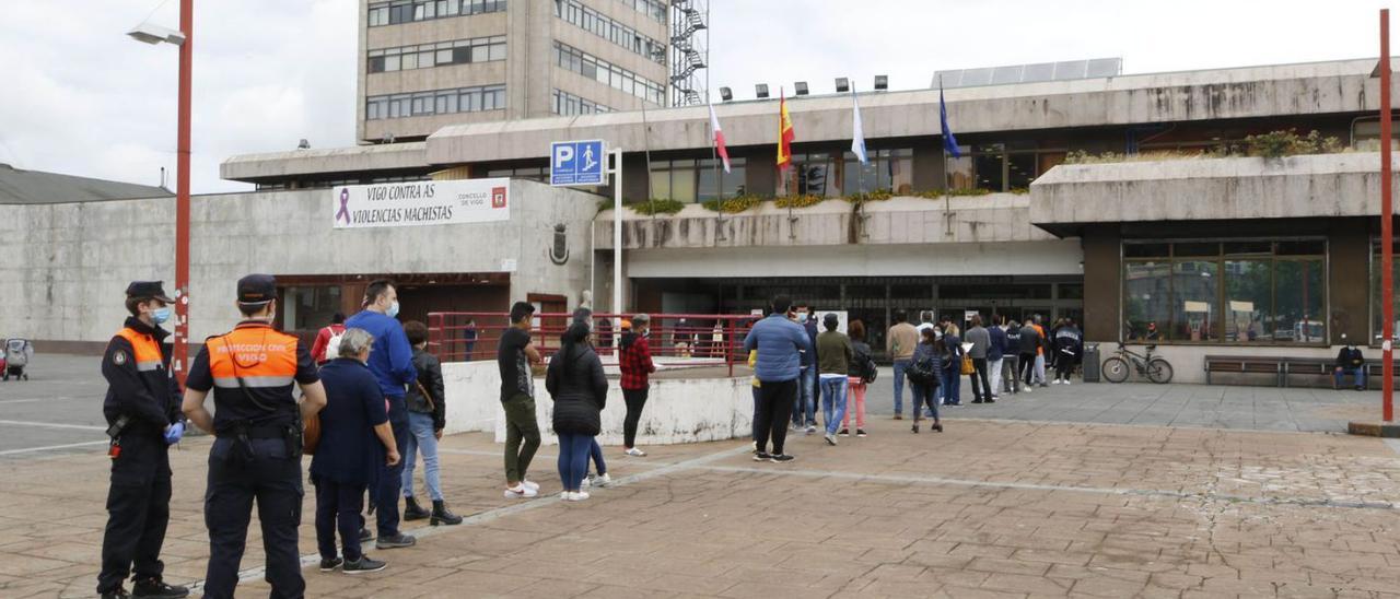 Colas en la Praza do Rei 
de Vigo para solicitar 
el Ingreso Mínimo vital. |   
//  ALBA VILLAR