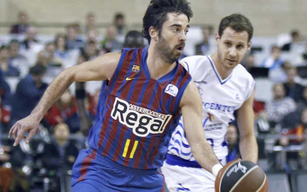 El escolta del Barcelona Juan Carlos Navarro controla el balón ante Pedro Llompart, el jugador más destacado del Lucentum anoche.