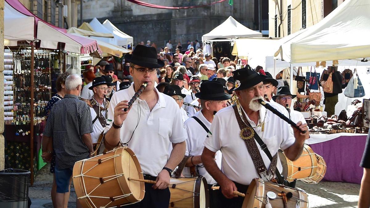 Video | Plasencia ya bulle con el ambiente del Martes Mayor