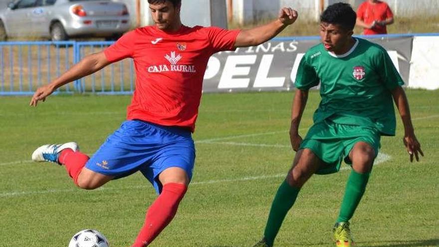 Un jugador del CD Benavente golpea el esférico.