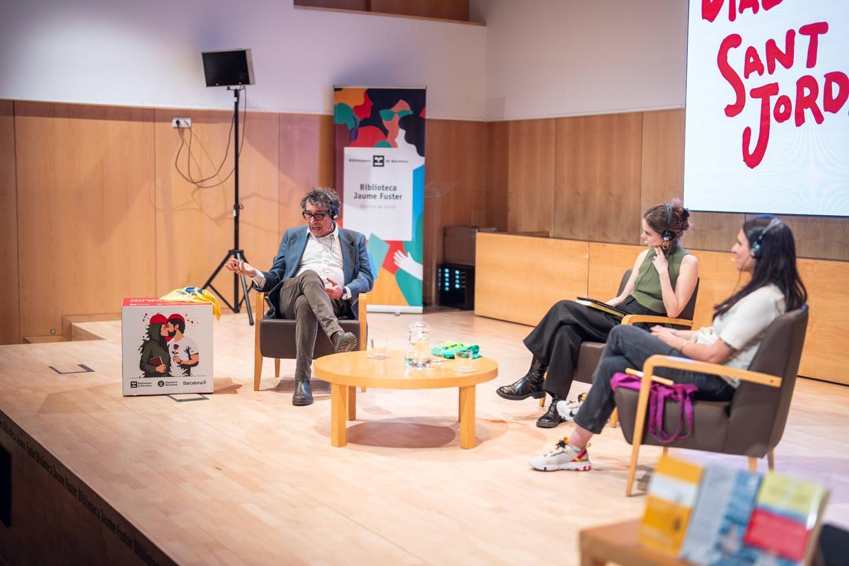 Barcelona. 16/07/2026 Cultura. Inicio del ciclo Diálogos de Sant Jordi con una conversación entre los escritores Sandro Veronesi y Lucía Solla Sobral. Foto: Zowy Voeten / El Periódico