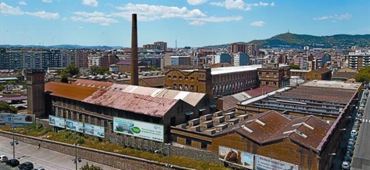 Vista panoràmica del recinte industrial de Can Batlló, llargament reivindicat, des de la Gran Via, una setmana abans de l’entrada festiva per part dels membres de la plataforma veïnal.