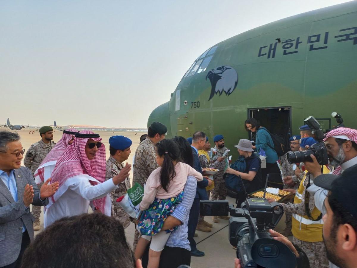 Ciudadanos de Corea del Sur a su llegada en un avión militar a Jeddah, Arabia Saudí, procedentes de Sudán.