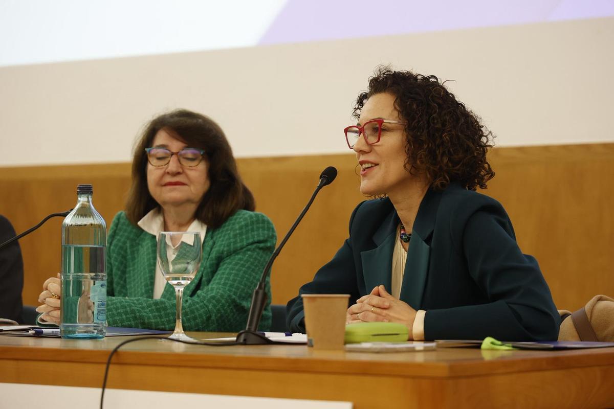 La rectora de la UA, Amparo Navarro, amb la nova presidenta de Fudeun, Carmen Berbegal