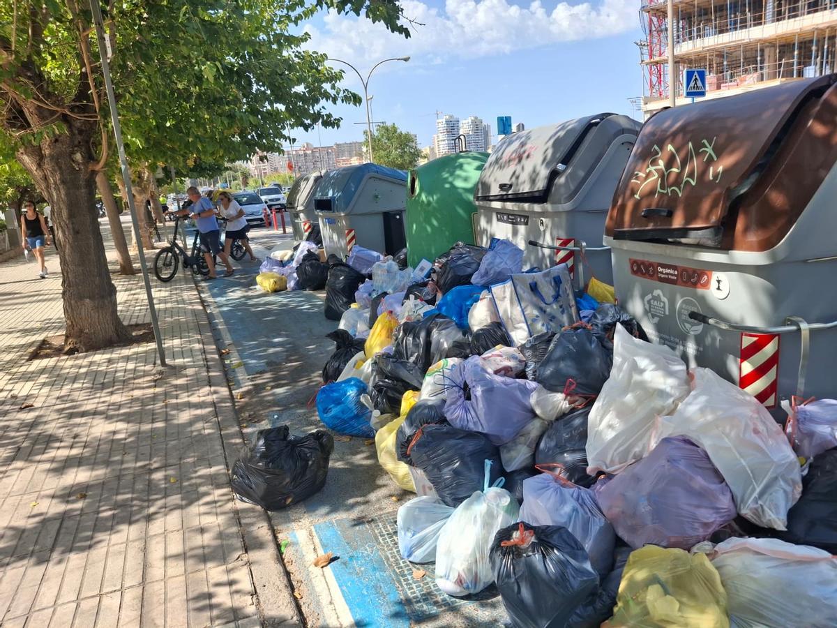 La basura acumulada y sin recoger ya alera la vida de los calpinos y turistas