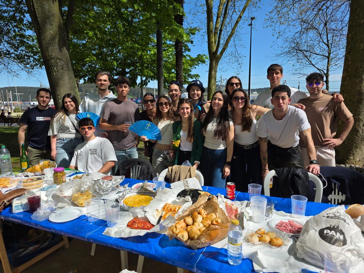 Alfonso Allende y Carolina Vivientos disfrutan de la Comida en la Calle por primera vez.