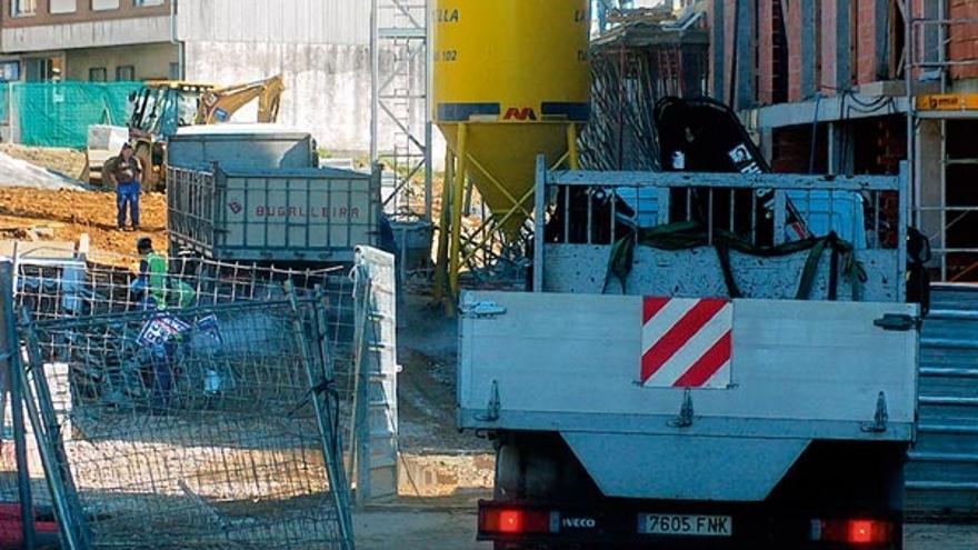 Las obras de la rúa dos Xazmíns causan daños en la calzada y casas