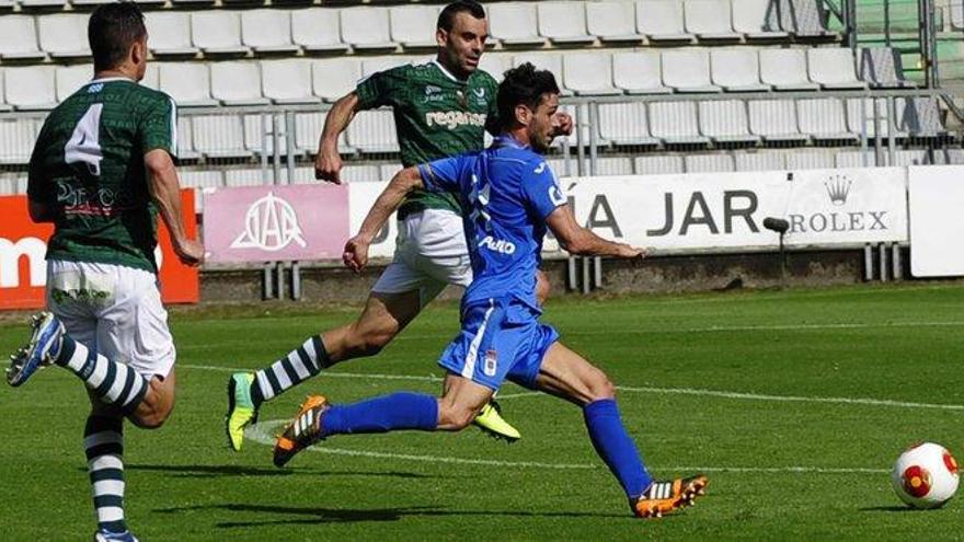 Arriba, Annunziata trata de controlar el balón ante dos jugadores gallegos. A la izquierda, Erice intenta frenar el avance de un futbolista del Racing de Ferrol, con Susaeta detrás. | lof