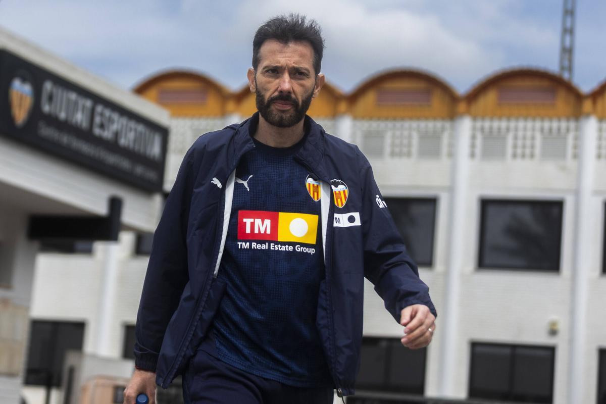 VLC. SPD. Paterna. Rueda de prensa de Carlos Corberan, entrenador del Valencia CF, antes del partido ante el Sevilla