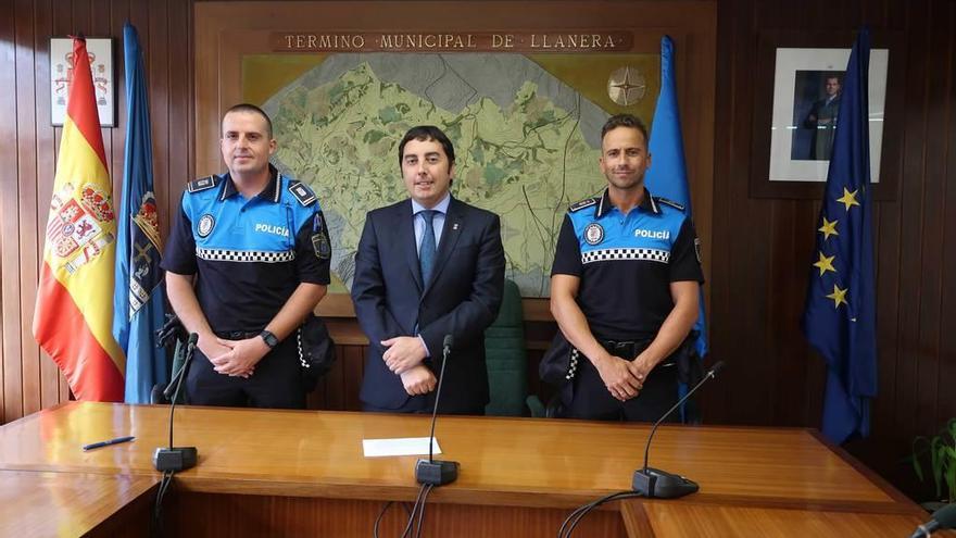 El alcalde, Gerardo Sanz, con los dos nuevos agentes de la Policía Local.