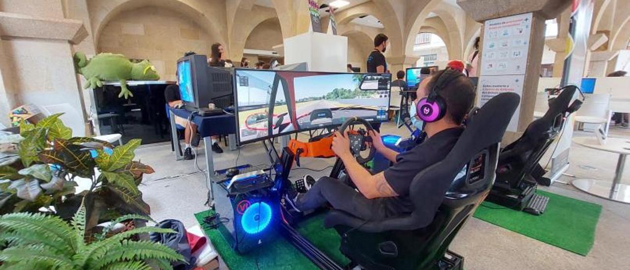 Un grupo de jugadores en torno a una de las consolas dispuestas en el encuentro de Gaming na Rúa.   | // FDV