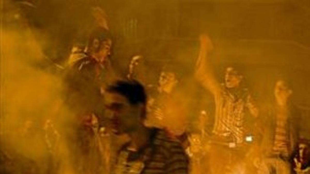 Unos cristianos queman basura durante una protesta, el domingo.