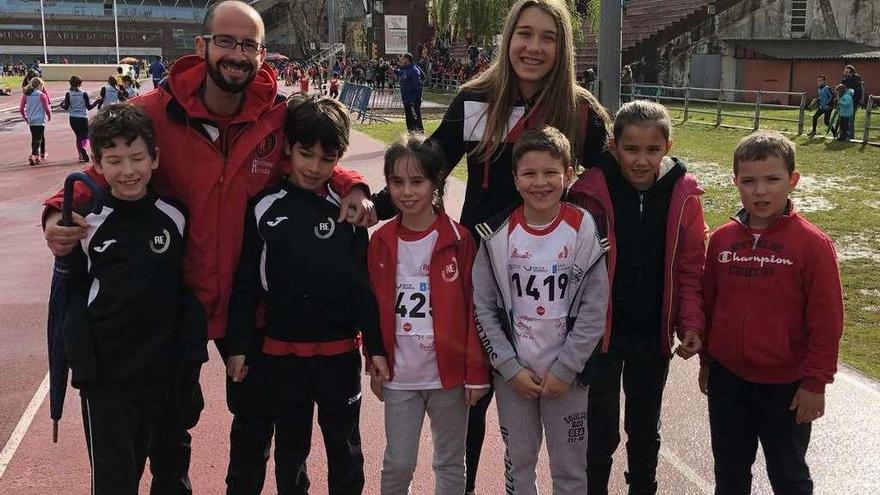 Formación de los jóvenes debutantes con sus entrenadores.