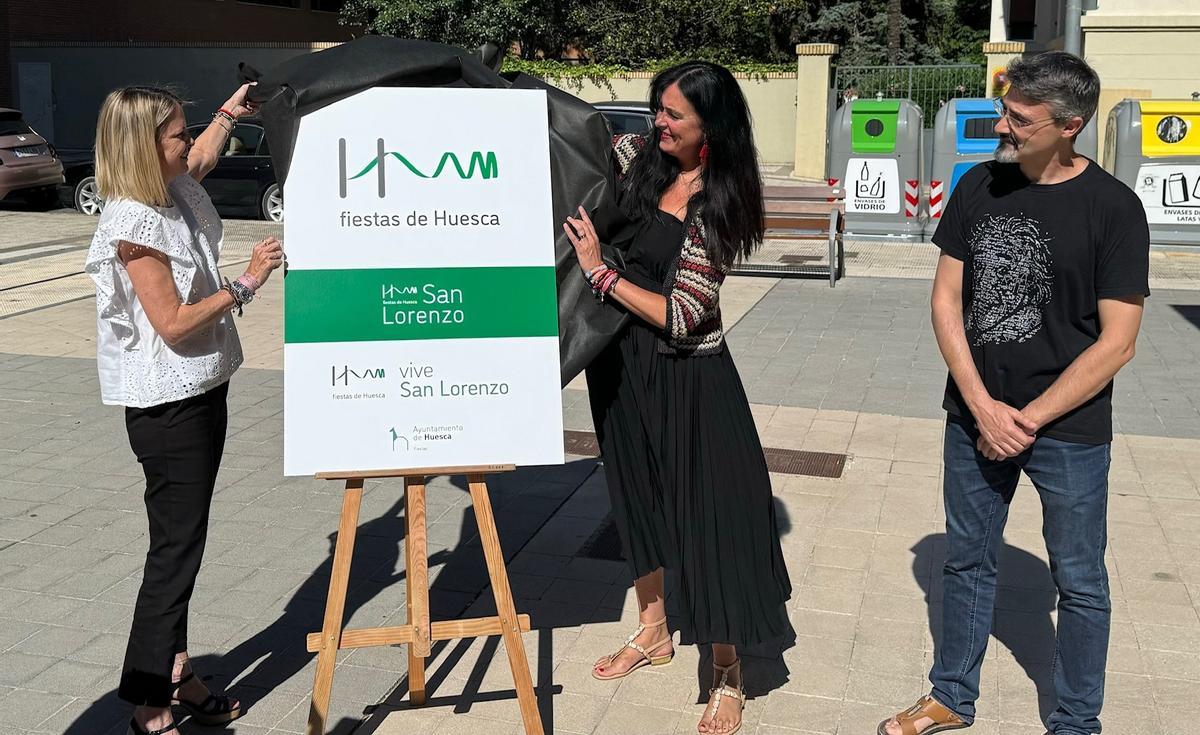 La alcaldesa de Huesca Lorena Orduna presentando la nueva marca transversal que identifica e incluye todas las festividades de la ciudad.