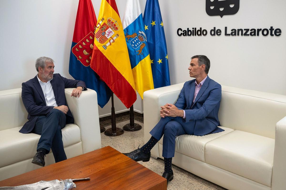 Foto de archivo de la reunión que mantuvieron en agost de 2025 los presidentes Pedro Sánchez (d) y Fernando Clavijo en Lanzarote.
