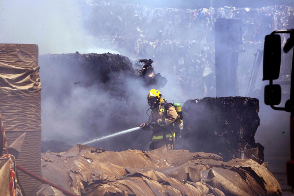 Incendi a la paperera Hinojosa de Sarrià de Ter