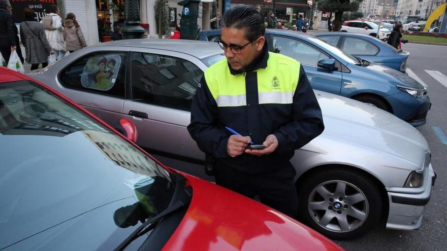 Un controlador de la Zona Azul de Vigo. // FdV