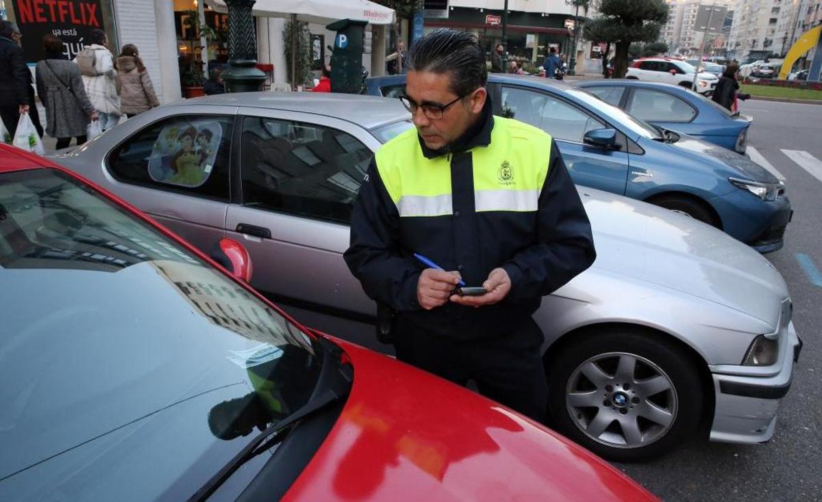 Un controlador de la Zona Azul de Vigo. // FdV