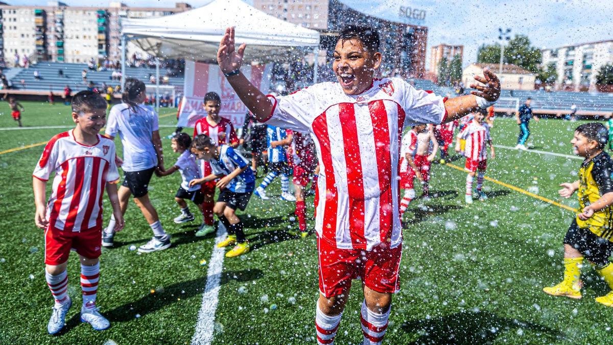 La Mina celebra su primera Champions infantil