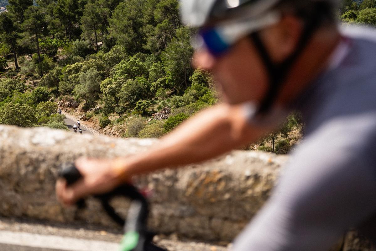 El pelotón de la Mallorca 312 OK Mobility llena de color las carreteras de la isla