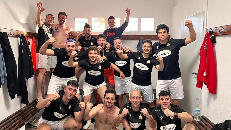 Los jugadores del CD Camarzana celebran su victoria ante el Morales del Vino.