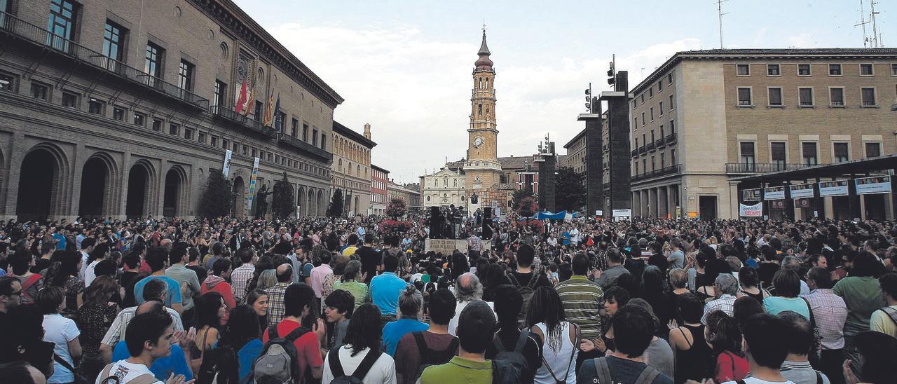 Aspecto que presentaba la plaza del Pilar de Zaragoza el pasado 20 de mayo de 2011, en una multitudinaria asamblea del movimiento 15-M.