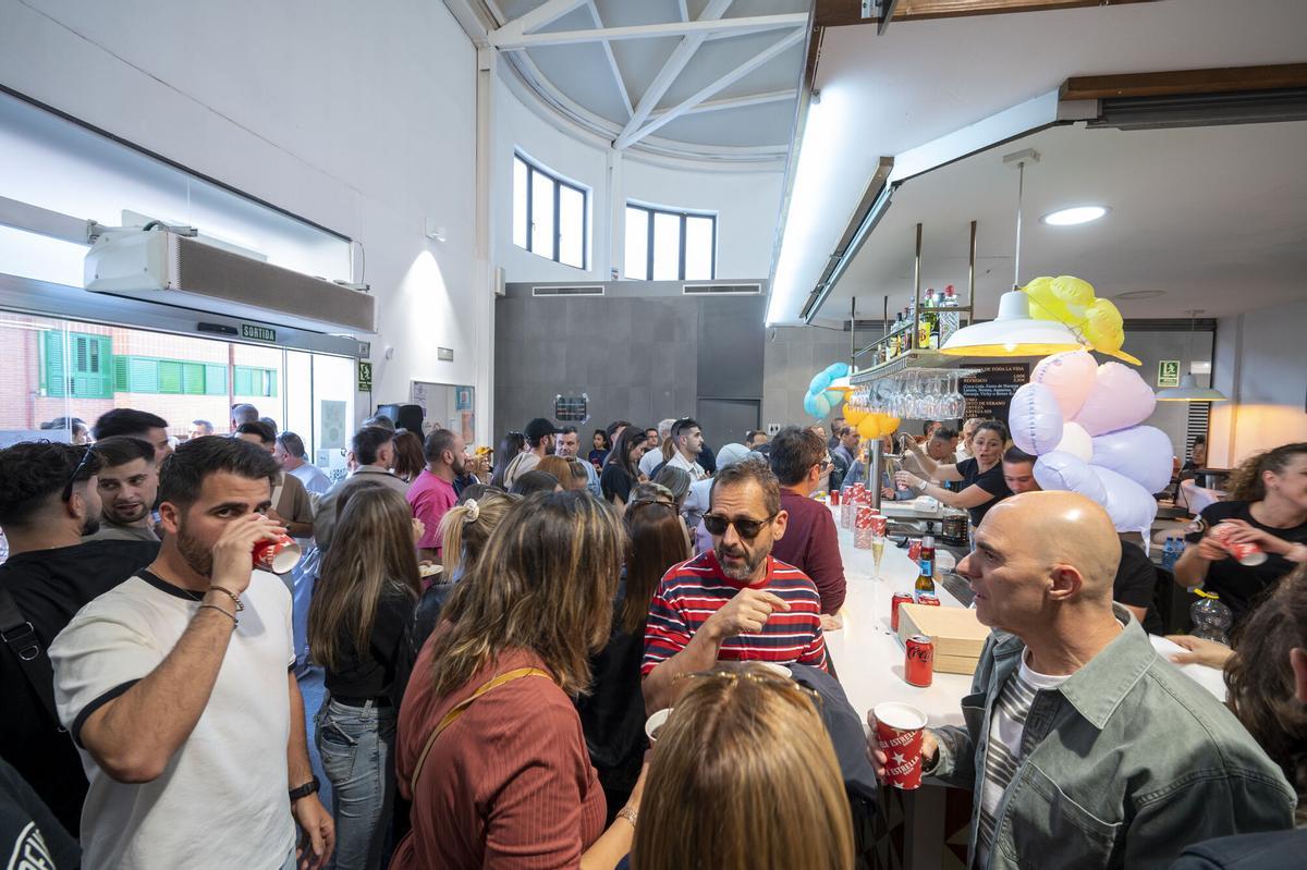 Primer tardeo en el Mercat Sagarra de Santa Coloma de Gramanet. Los organizadores confirman que habrá segunda edición. Ya están evaluando cuándo será la siguiente fecha.